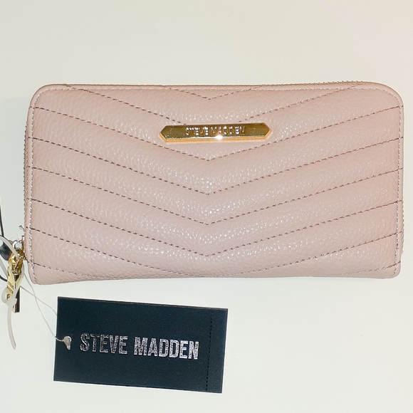 Steve Madden Handbags - 💖Steve Madden Chevron Quilted Wallet